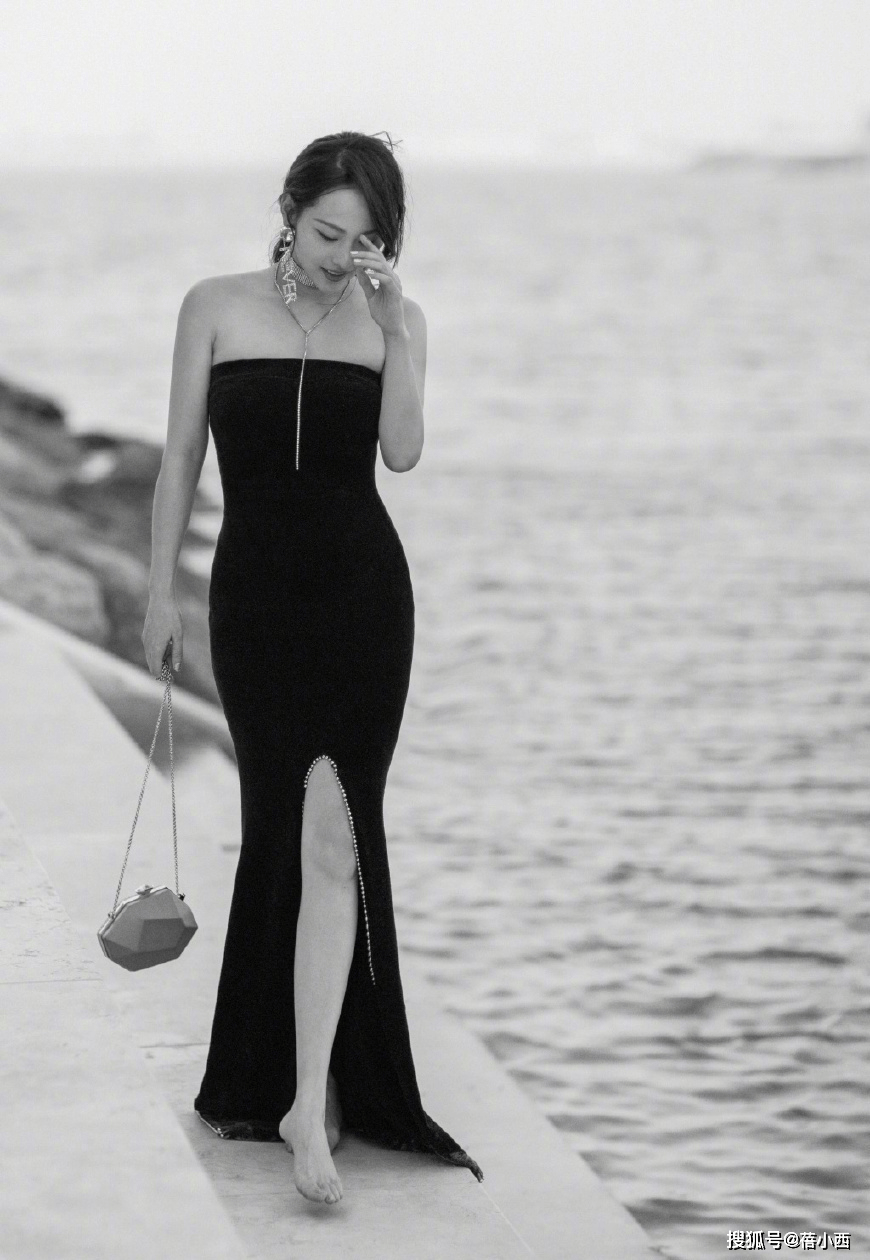 开衩 张嘉倪才是妈圈顶流，穿开衩裙美成焦点，“酒杯腰”让人看傻眼