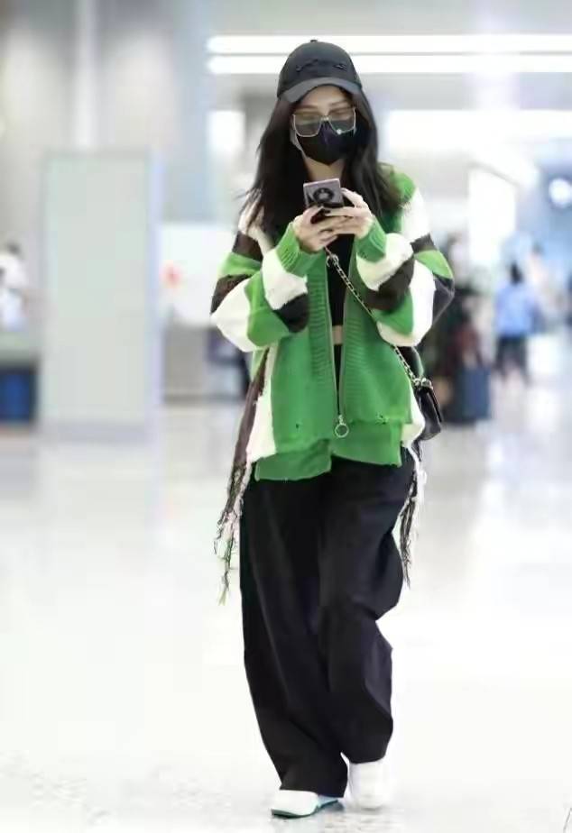 佟丽娅 佟丽娅离婚后大胆许多！穿露脐装秀性感身材，戴茶色眼镜变身辣姐