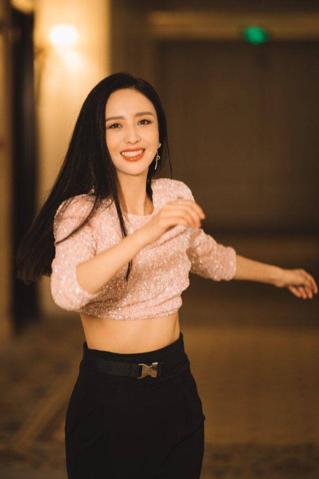 佟丽娅 佟丽娅离婚后大胆许多！穿露脐装秀性感身材，戴茶色眼镜变身辣姐