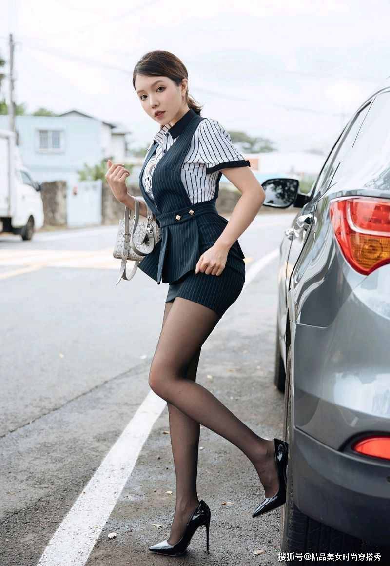 身材 条纹衬衫搭配马甲裙套装，优雅的同时又不失干练感