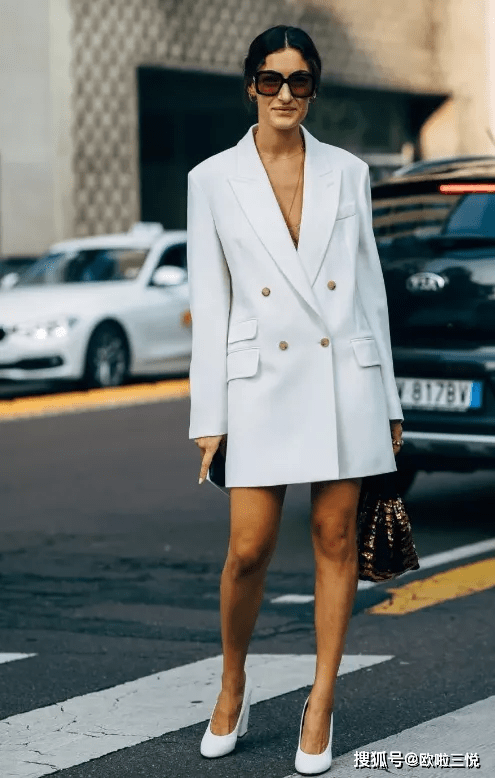 马甲 穿西装别总搭裤子，今年流行这4种搭配