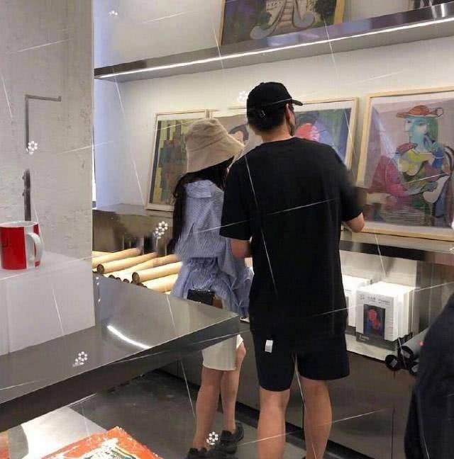 魏大勋 杨幂魏大勋第三次被发现穿同款鞋，他们关系比大家想象的要亲密