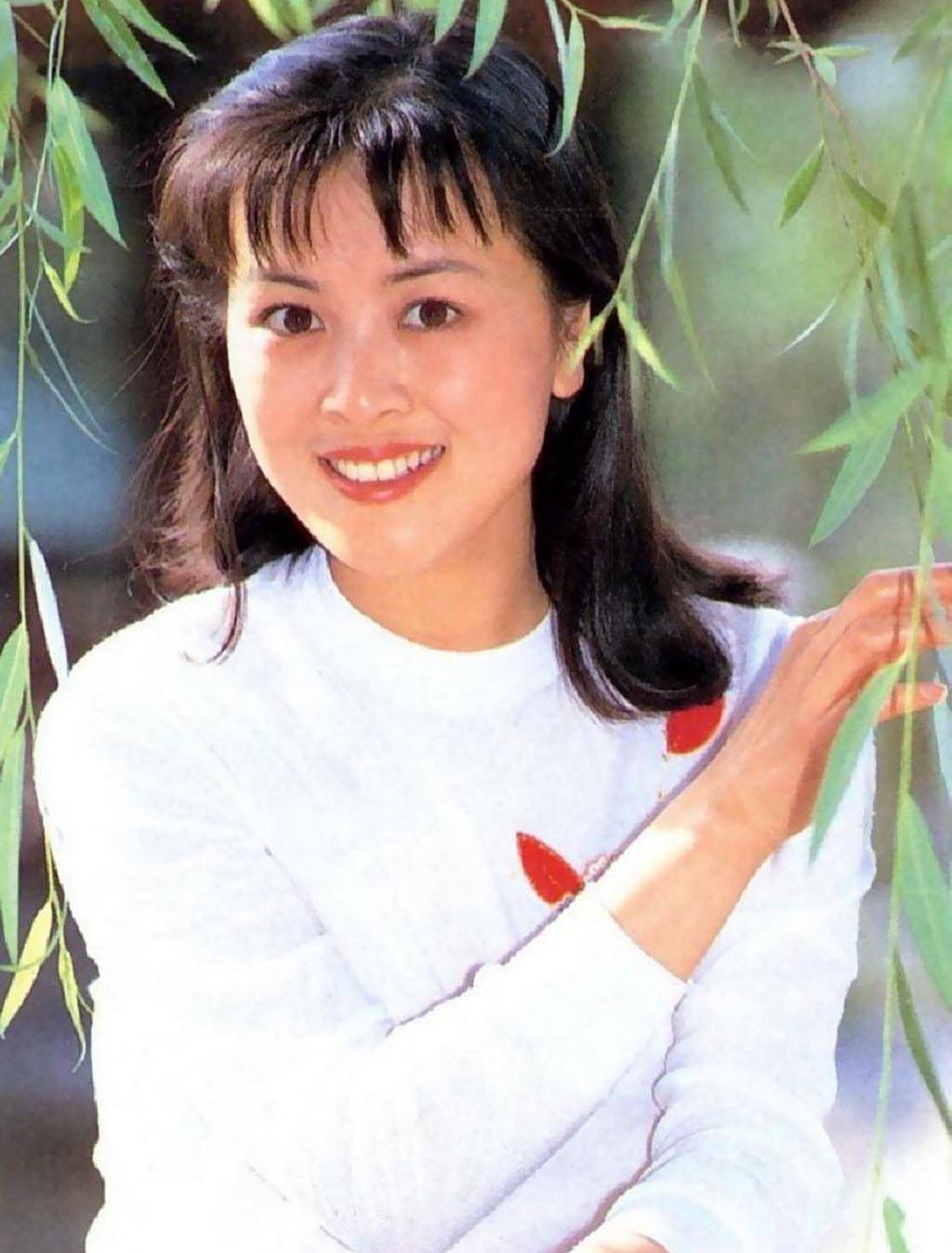 还记得女星陈肖依吗？历经三次婚姻，60岁近照曝光，如今依然年轻