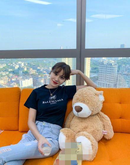 身材 叶一茜带“小田亮”现身，条纹裙穿出少女身材，小亮仔越长越像爸