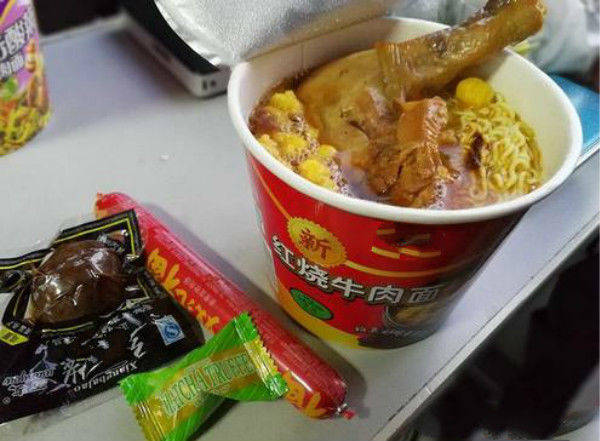 火车上的盒饭那么香，为何乘客宁可吃泡面也不买？列车员道出实情(图2)