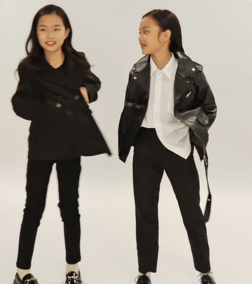 贾乃亮8岁甜馨和好友拍写真，贴头皮发型配皮衣又美又飒，镜头表现力强