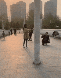 搞笑GIF趣圖：妹子，你是打算在影院裡長住嗎？ 搞笑整蠱 第4张