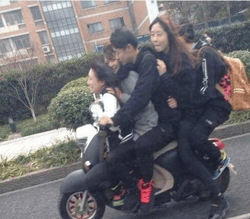 搞笑GIF趣圖：這兄弟女人緣真好，你是怎麼做到的！ 搞笑整蠱 第1张