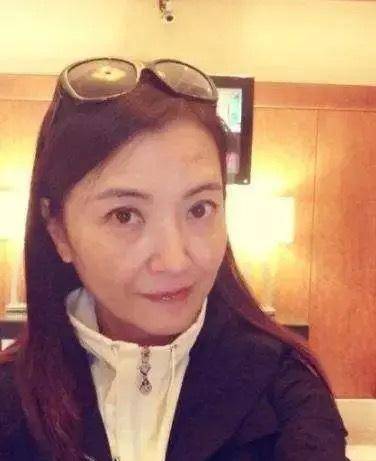 向太 向佐夫妇大婚鲁豫手挽向太站C位，红衣女疑似郭妈妈，像极郭碧婷