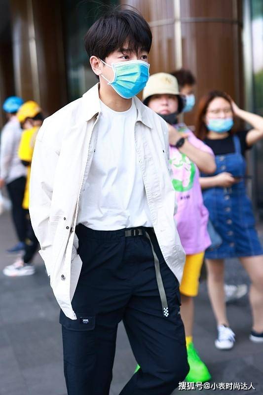 体态 彭昱畅瘦身堪比“整容”，虽生图有点“油”，但穿衬衫太有少年感