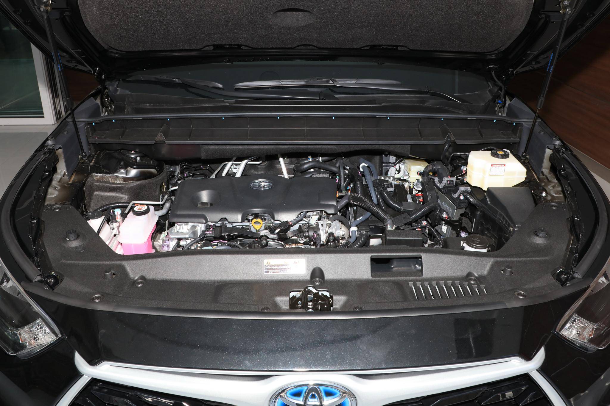 老款汉兰达动力系统搭载的是2.0t发动机,新款换装了2.