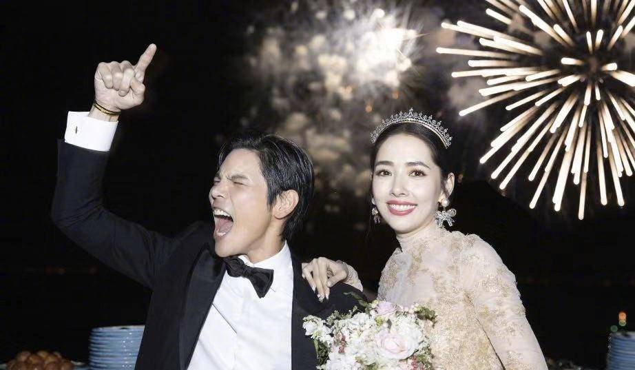 向太 向佐夫妇大婚鲁豫手挽向太站C位，红衣女疑似郭妈妈，像极郭碧婷
