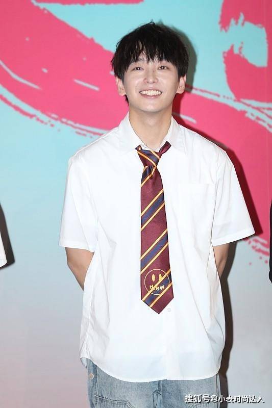 体态 彭昱畅瘦身堪比“整容”，虽生图有点“油”，但穿衬衫太有少年感