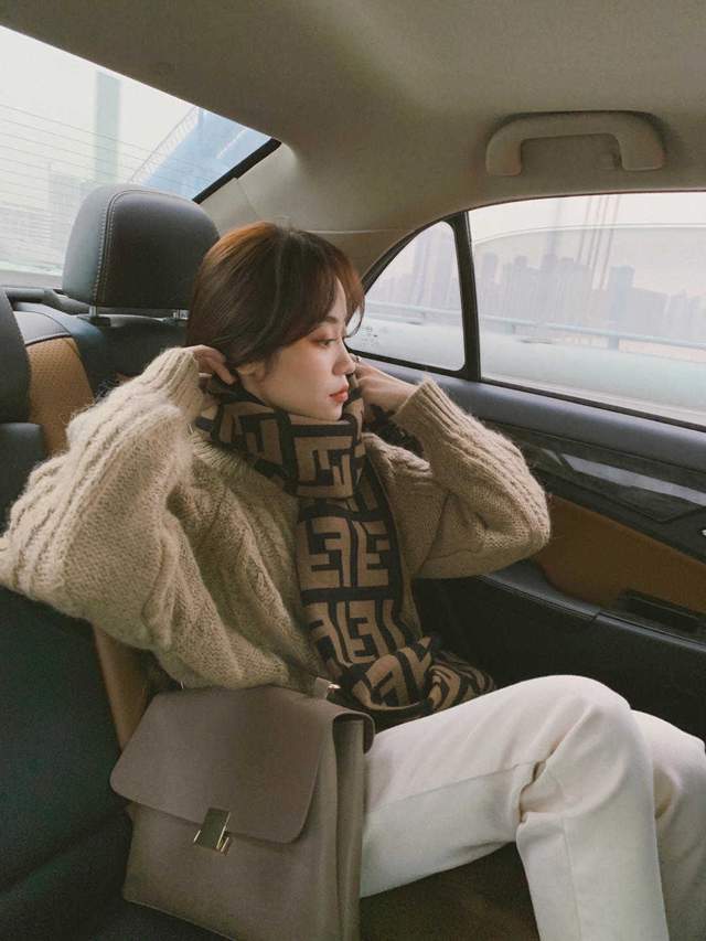 显得 今年流行“奶奶裤”，搭配上针织毛衣开衫，微胖女生上身高级显瘦