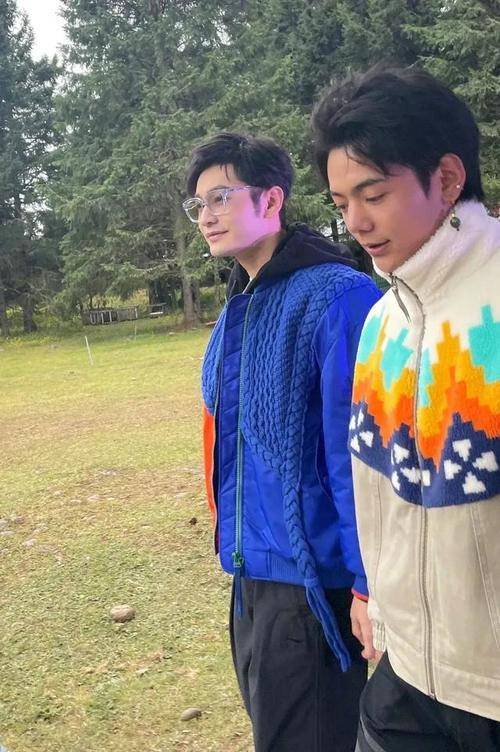 服装 黄晓明和丁真现身高原，黄晓明不适应高原反应补氧气，丁真显成熟