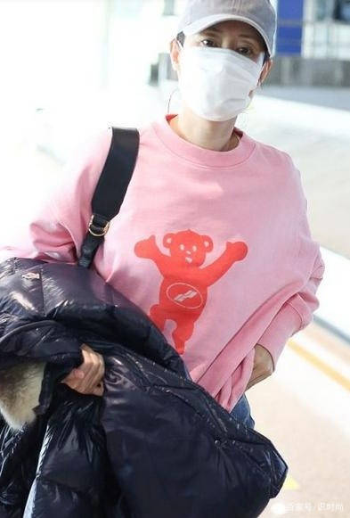设计 45岁刘敏涛的身材真好，穿宽松喇叭裤现身机场，也难遮纤细长腿