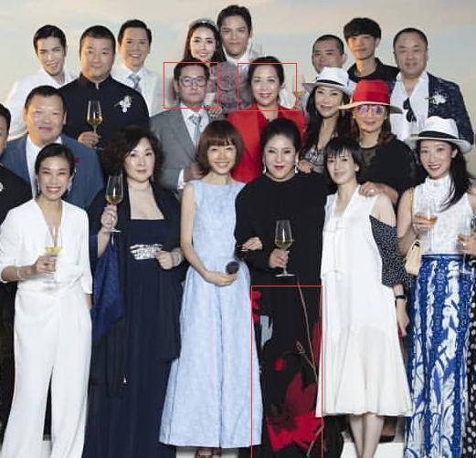 向太 向佐夫妇大婚鲁豫手挽向太站C位，红衣女疑似郭妈妈，像极郭碧婷