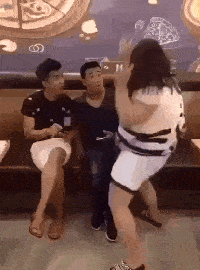 搞笑GIF趣圖：這兄弟女人緣真好，你是怎麼做到的！ 搞笑整蠱 第6张