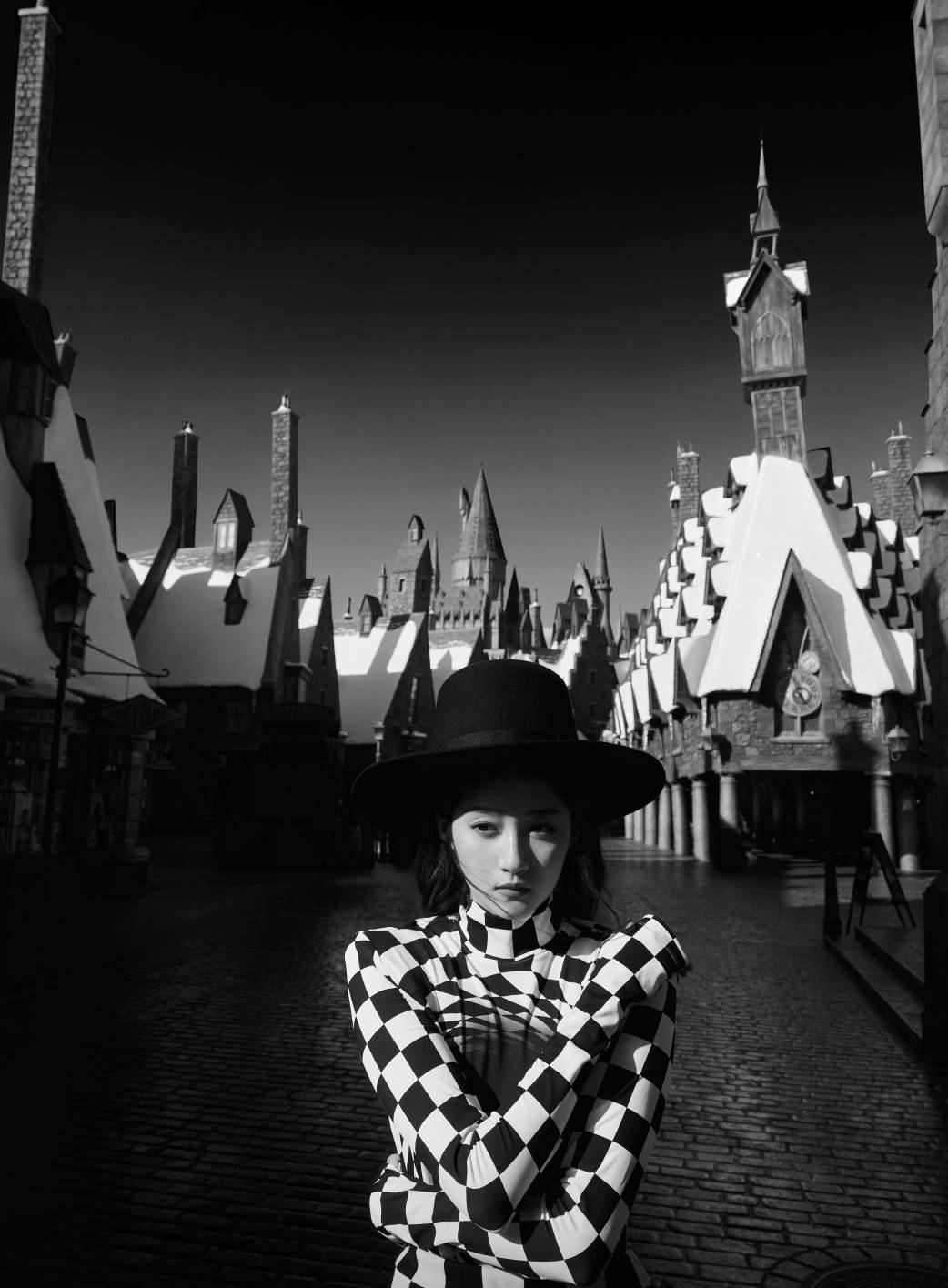 设计 关晓彤拍魔法大片，穿黑白格纹裙秀腰臀比，1米73身材比例太优越