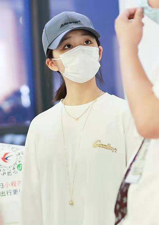 气质 黄磊15岁大女儿独自走机场，穿男友风卫衣显文艺范，黑眼圈好明显