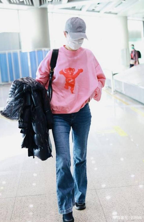 设计 45岁刘敏涛的身材真好，穿宽松喇叭裤现身机场，也难遮纤细长腿