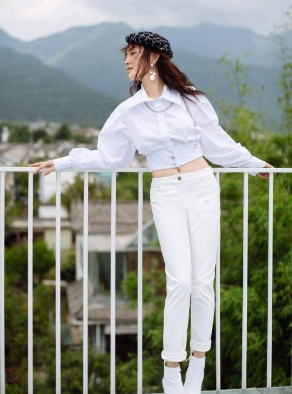 瞬间达到 杨钰莹忘了自己年龄，50岁还敢挑战露腰装，挤不出赘肉才是真本事