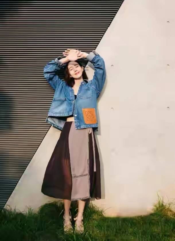 效果 张钧甯不愧为真女神，穿牛仔外套超时髦，打扮简单却难掩高级感