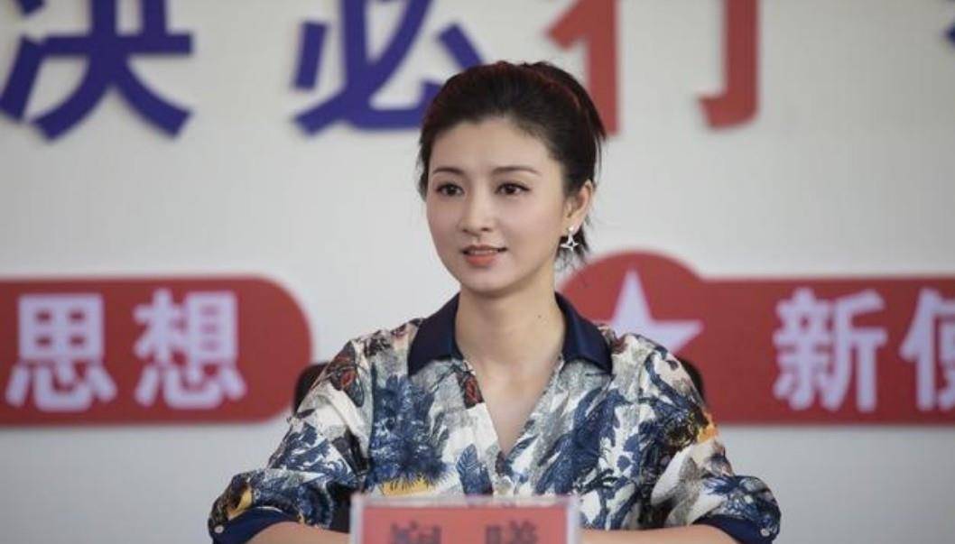 保养 生完孩子的斓曦保养得真好，穿印花连衣裙，像个豪门华贵夫人