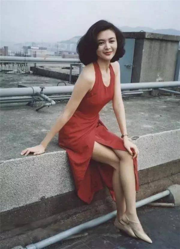 年代 忘不了蓝洁瑛的喇叭裤，黎姿的露肩装，这些经典的时尚都可以复制