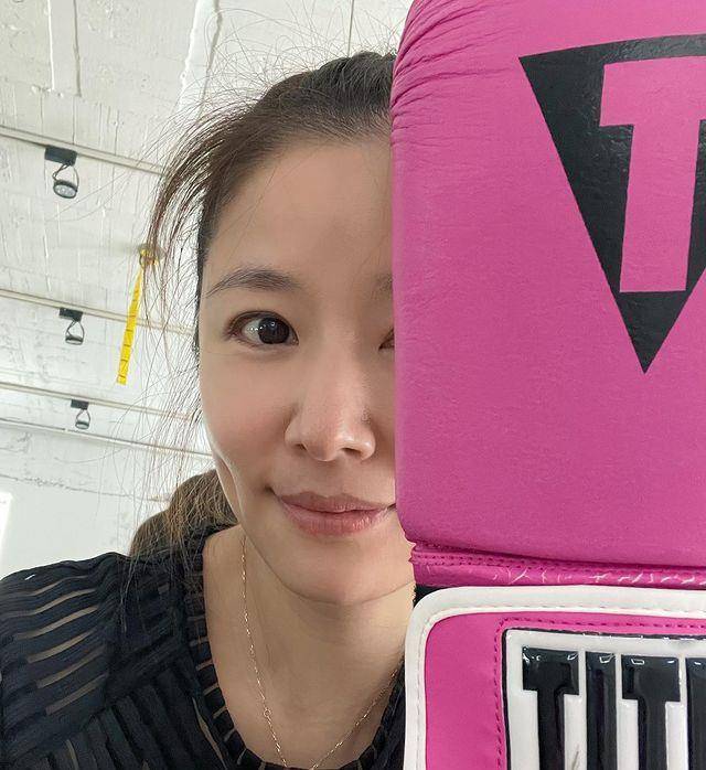 差不多 林心如的气质很高级，本人在家练拳击，和颖儿同穿白裙但气场差不多