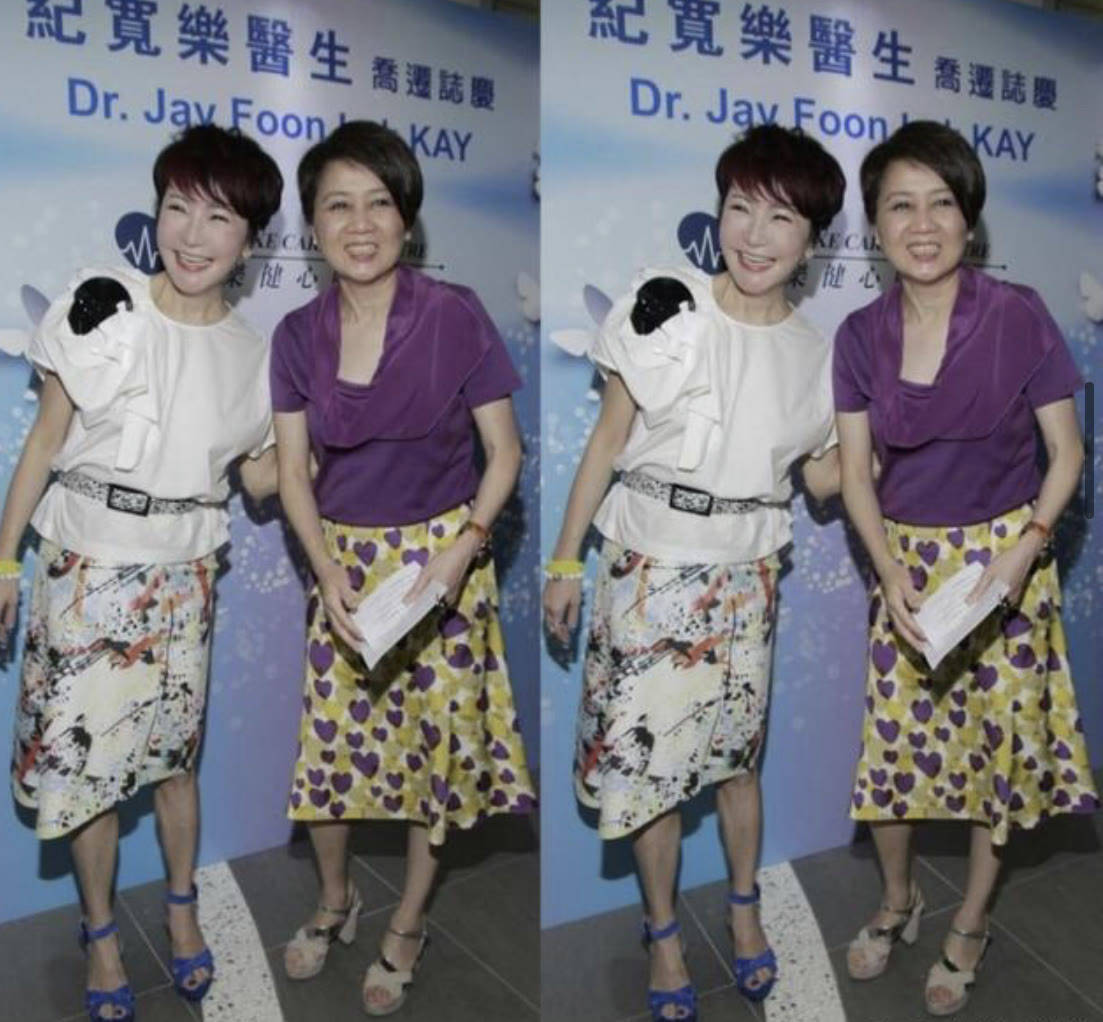 配饰 狄波拉与赌王四太同框，穿印花裙气场强大，对得起“港姐”称号