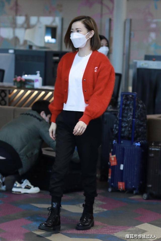 整体 佘诗曼的时髦搭配，把白衬衫穿出潮流范，这衣品真的很好