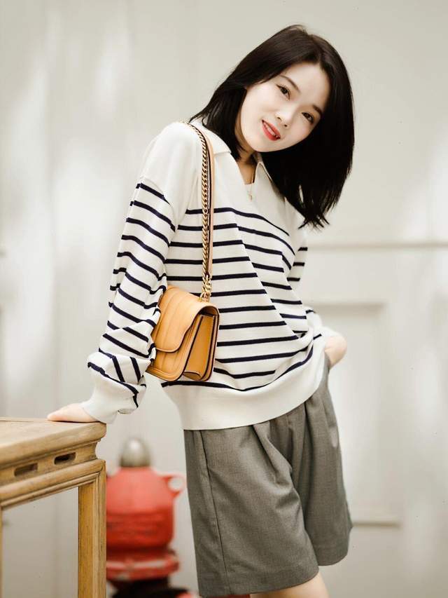 黑色 普通人也适合穿的风格，棕色衬衫+黑色牛仔裤，保暖又时尚