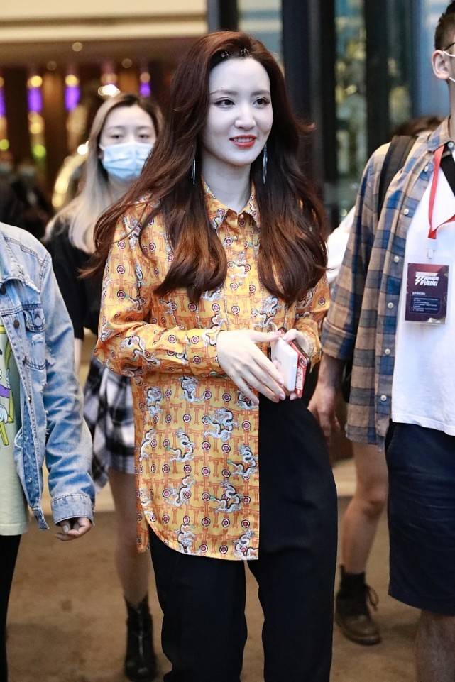 私下里 张萌私下里也挺精致的,脸抹得也太白了,无滤镜生图也没瑕疵