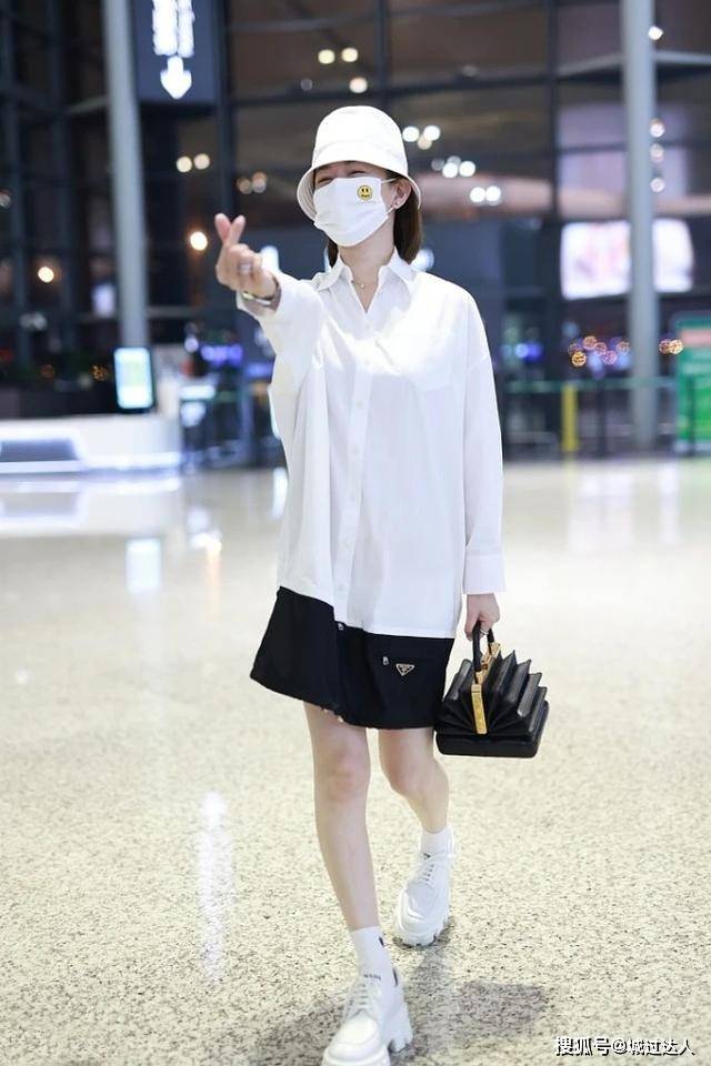 整体 佘诗曼的时髦搭配，把白衬衫穿出潮流范，这衣品真的很好