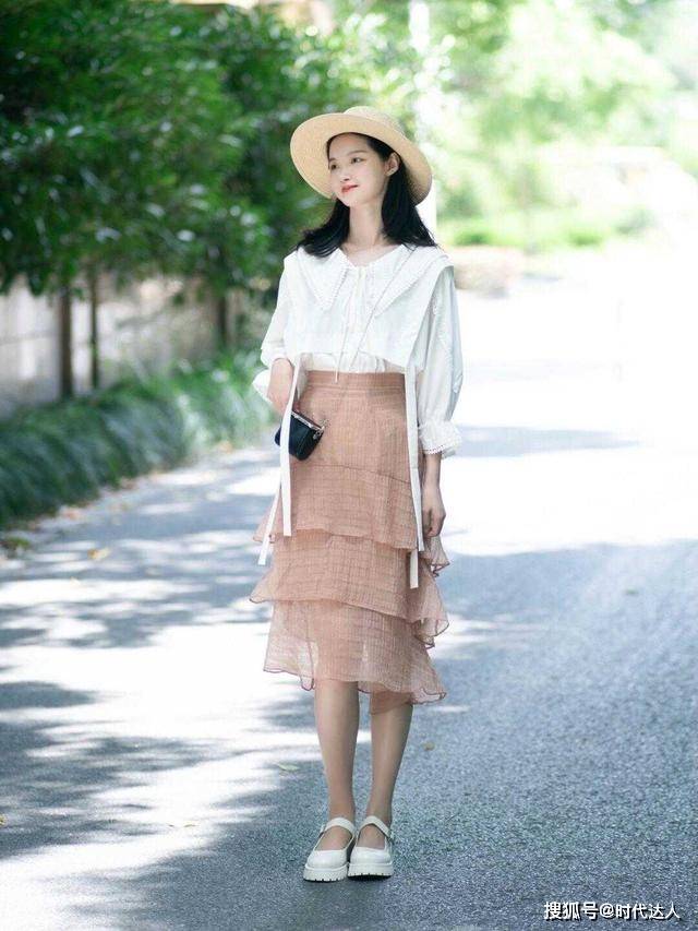 身材 怎么穿搭才显得高级优雅,白色衬衫搭配百褶半身裙,简约洋气