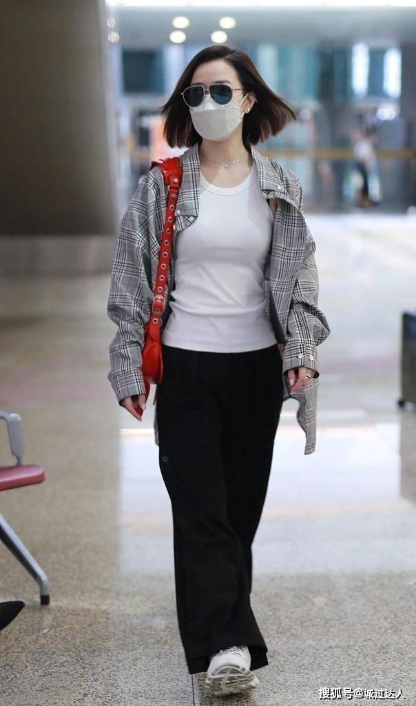 整体 佘诗曼的时髦搭配，把白衬衫穿出潮流范，这衣品真的很好