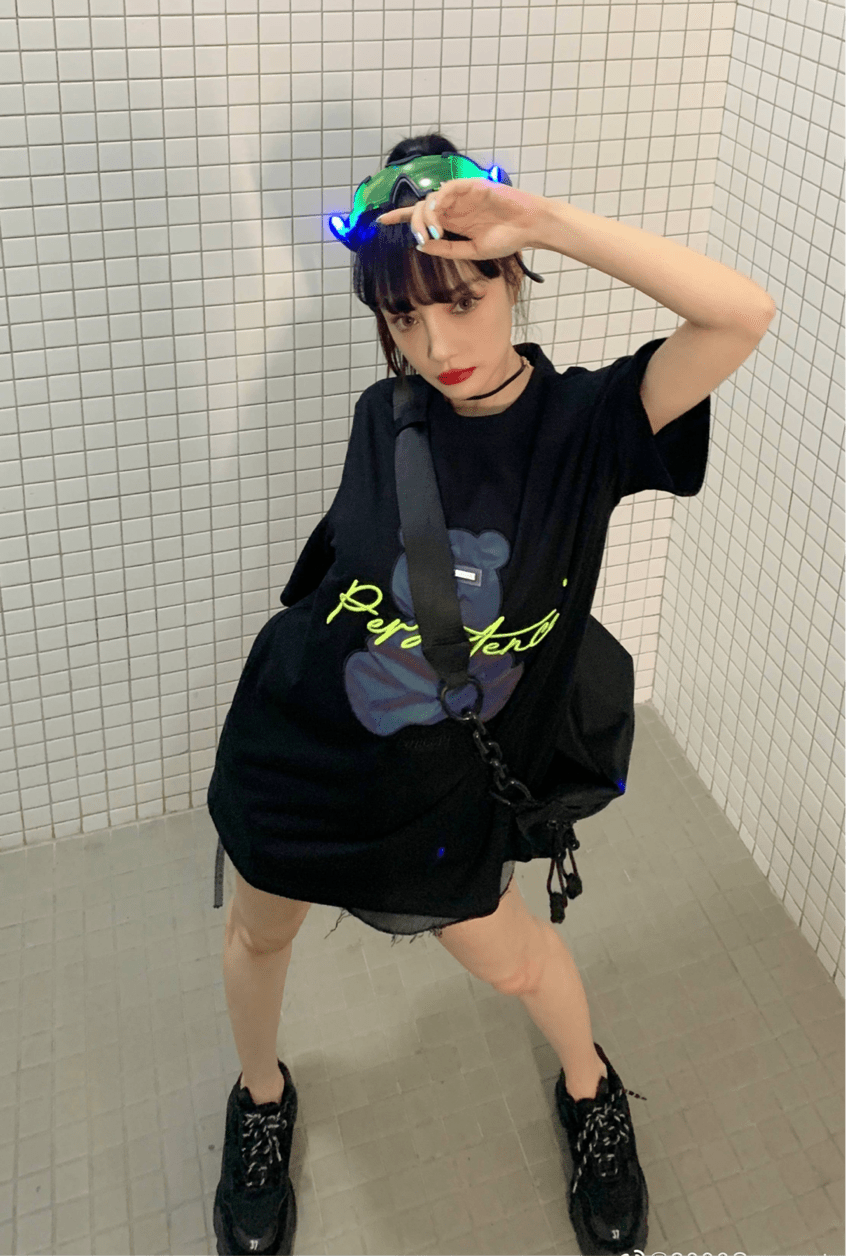 李小璐 李小璐和8岁甜馨跳女团舞，母女俩都扮下衣失踪，细腿像复制粘贴