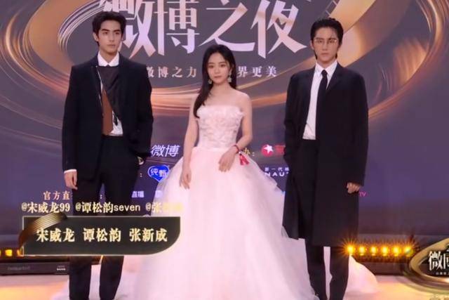 赵丽颖 微博之夜女星造型:赵丽颖穿奢牌,金晨红裙艳压,鞠婧祎腰细瞩目!