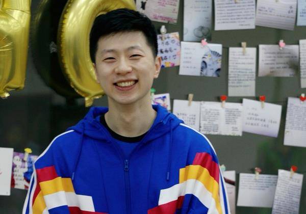 网友 奥运冠军马龙拍大片,被长款大衣压低身高,网友吐槽看不懂时尚