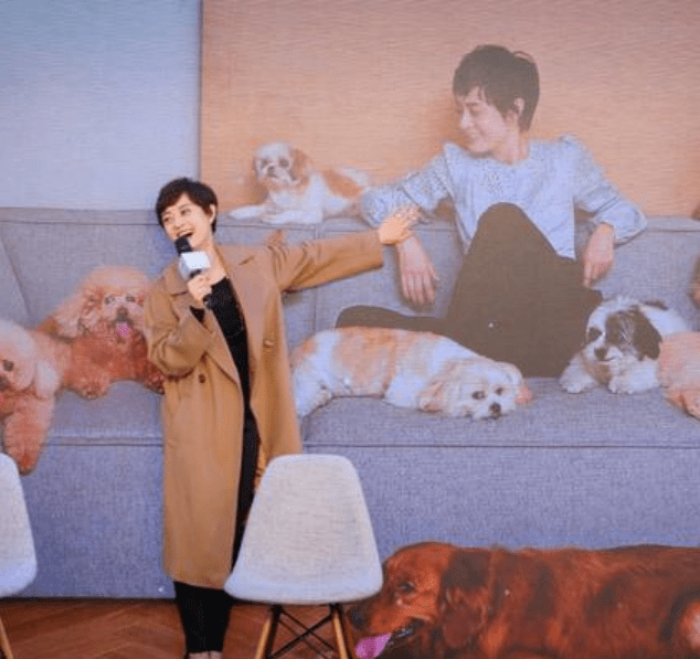 设计 真看不出孙俪快40了，一袭黄色风衣洋气又高级，时髦度不输00后