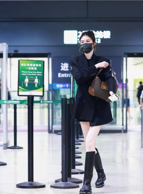 设计 何穗带火了秋天的“大西装”,搭配长靴显瘦时髦,气场都强大不少