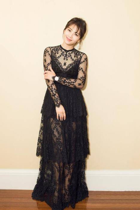 黑色 刘涛身材又出圈了，穿长裙也遮不住一双大长腿，完美hold全场