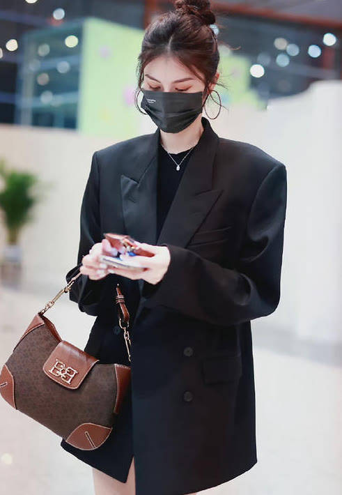 设计 何穗带火了秋天的“大西装”,搭配长靴显瘦时髦,气场都强大不少