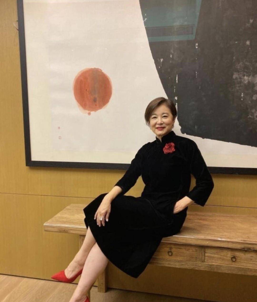 设计 林青霞不愧是气质美人，一袭黑色亮片礼服亮相，太有贵妇范了
