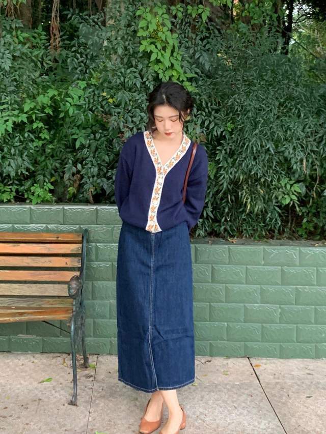 黑色 普通人也适合穿的风格，棕色衬衫+黑色牛仔裤，保暖又时尚