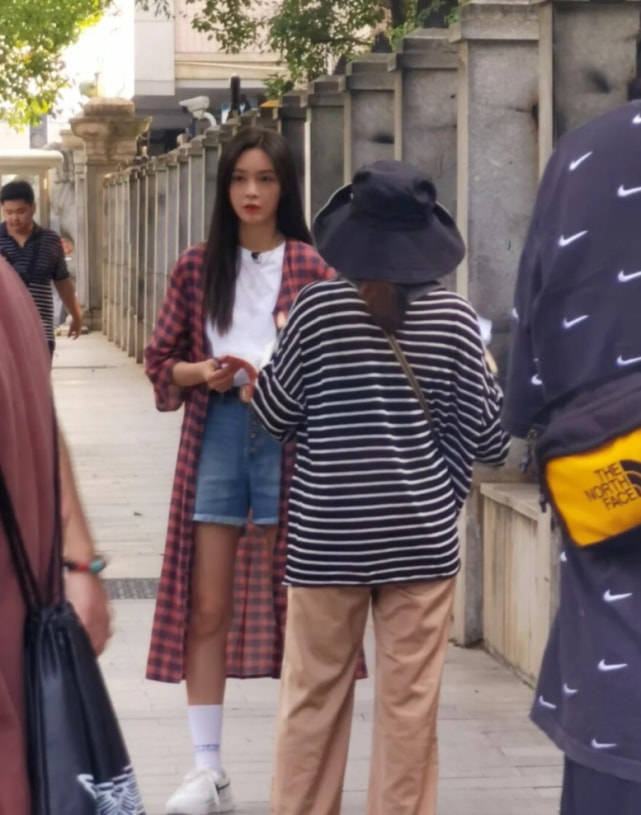 感觉 网友旅游偶遇沈梦辰,不打光不修图,皮肤黑化了妆还没素人漂亮!