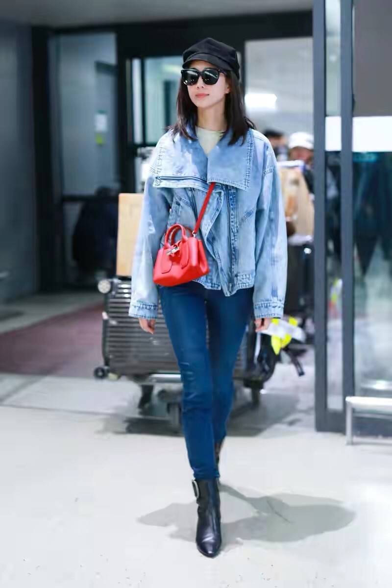 效果 张钧甯不愧为真女神，穿牛仔外套超时髦，打扮简单却难掩高级感