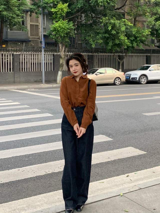 黑色 普通人也适合穿的风格，棕色衬衫+黑色牛仔裤，保暖又时尚