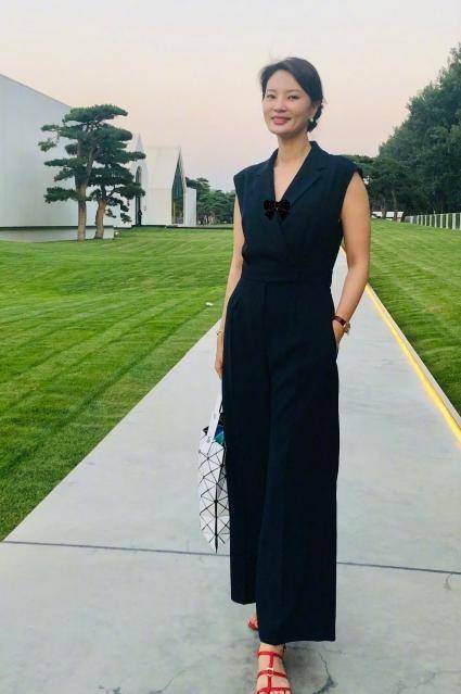 身材 刘芳菲旗袍装扮主持节目，优雅大气有女人味，不愧是央视主持人